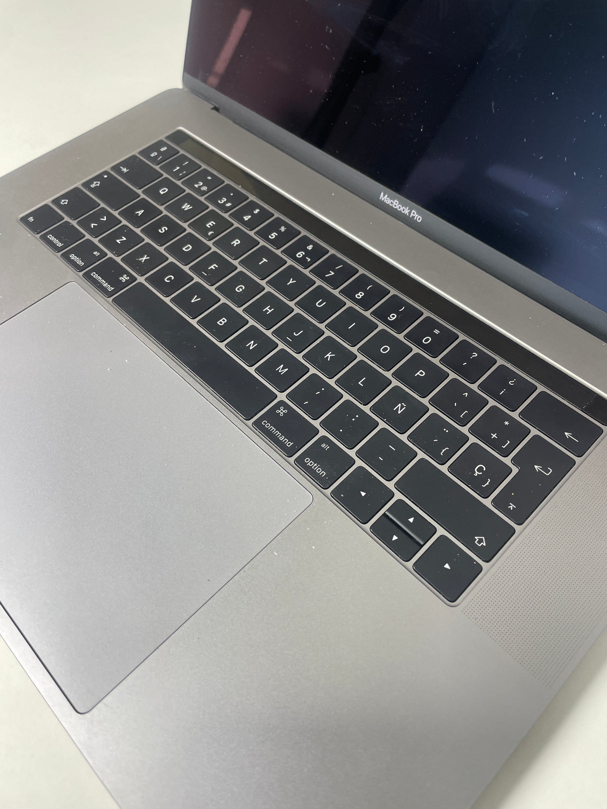 OUTLET - Macbook Pro Touchbar 15 Pulgadas 16GB RAM, 256GB SSD Intel Core i7