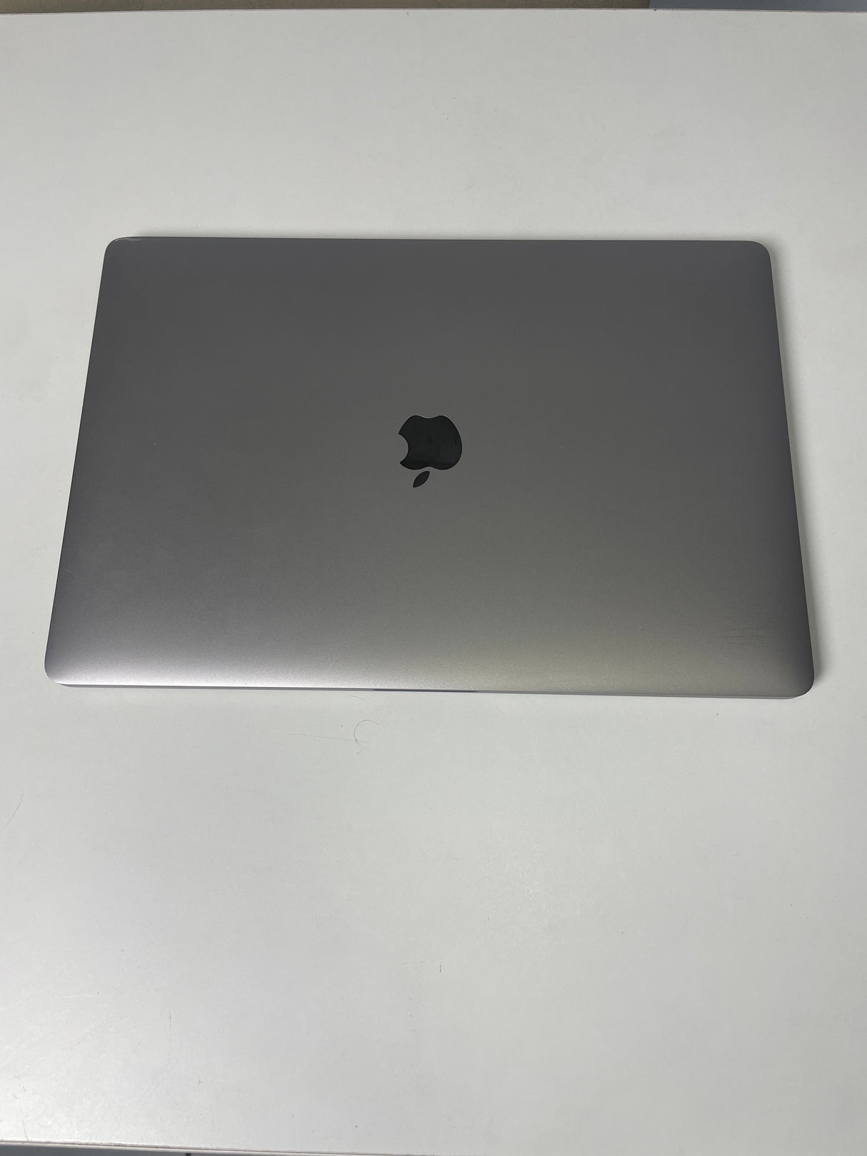 OUTLET - Macbook Pro Touchbar 15 Pulgadas 16GB RAM, 256GB SSD Intel Core i7