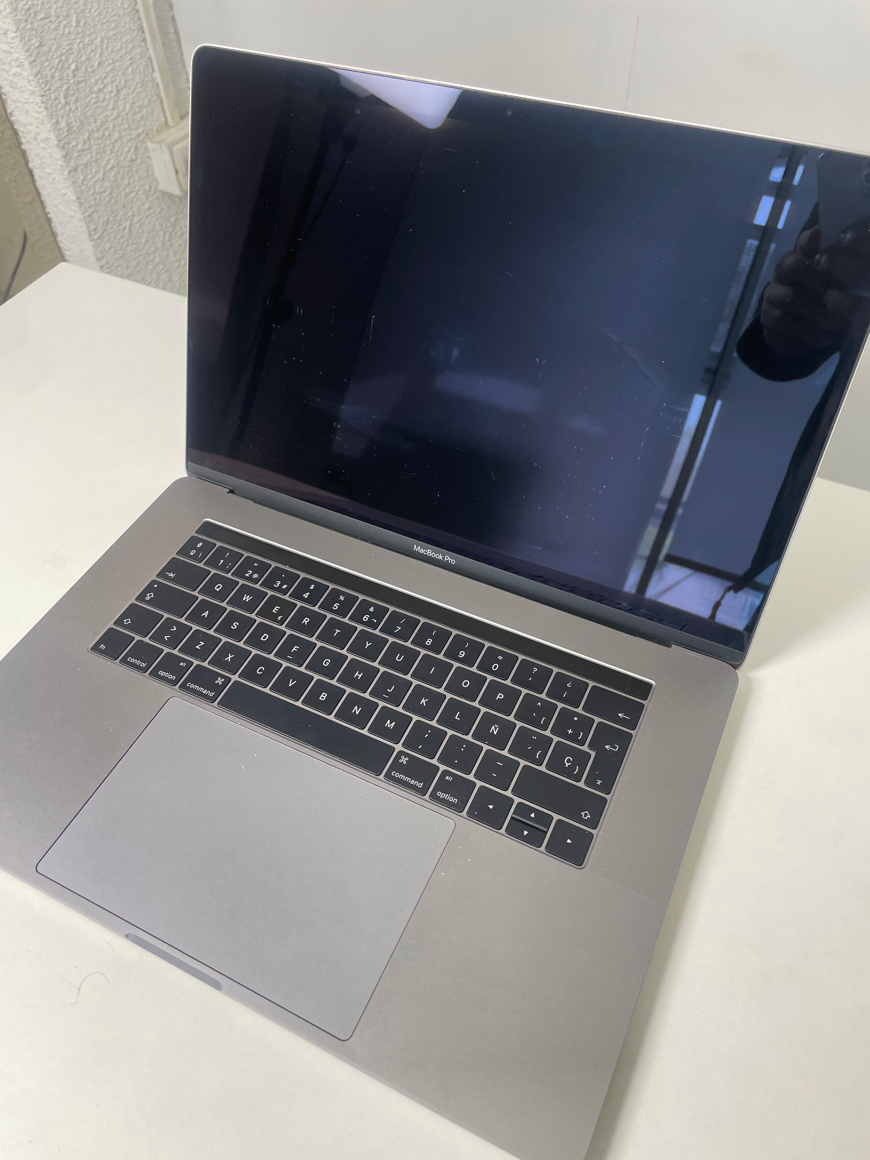 OUTLET - Macbook Pro Touchbar 15 Pulgadas 16GB RAM, 256GB SSD